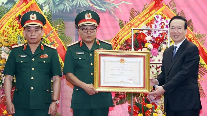 President Vo Van Thuong, on behalf of the Party and the State, presents the first-class Feat of Arms Order to the Defence Ministry's General Department II (General Department of Defence Intelligence). (Photo: VNA)