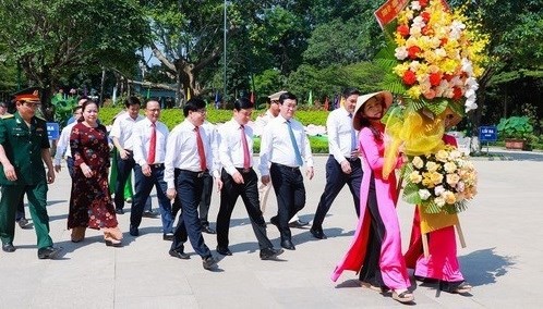 A delegation of Nghe An officials visit the Kim Lien special national relic site in Nam Dan district to pay homage to President Ho Chi Minh on May 18. (Photo: Nghe An Newspaper)