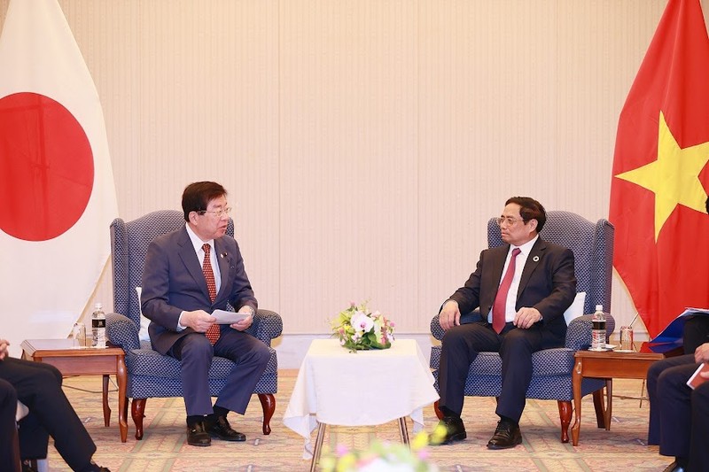 Prime Minister Pham Minh Chinh (R) receives member of the House of Representatives Hiroshi Hiraguchi, Chair of the House’s Special Committee on Political Ethics and Election Law, on May 21. (Photo: VGP)