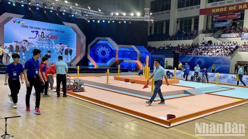 A match on the opening day of Vietnam Robocon 2023.