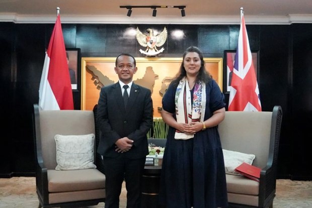 Indonesia's Minister of Investment Bahlil Lahadalia (L) and Minister of State at the Department for Business and Trade of the UK Nusrat Ghani (Photo: Antara)