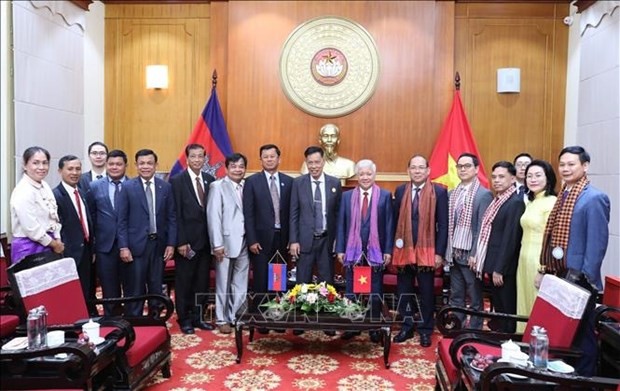 Secretary of the Party Central Committee and President of the VFF Central Committee Do Van Chien (6th from right) receives the Cambodian delegation. (Source: VNA)