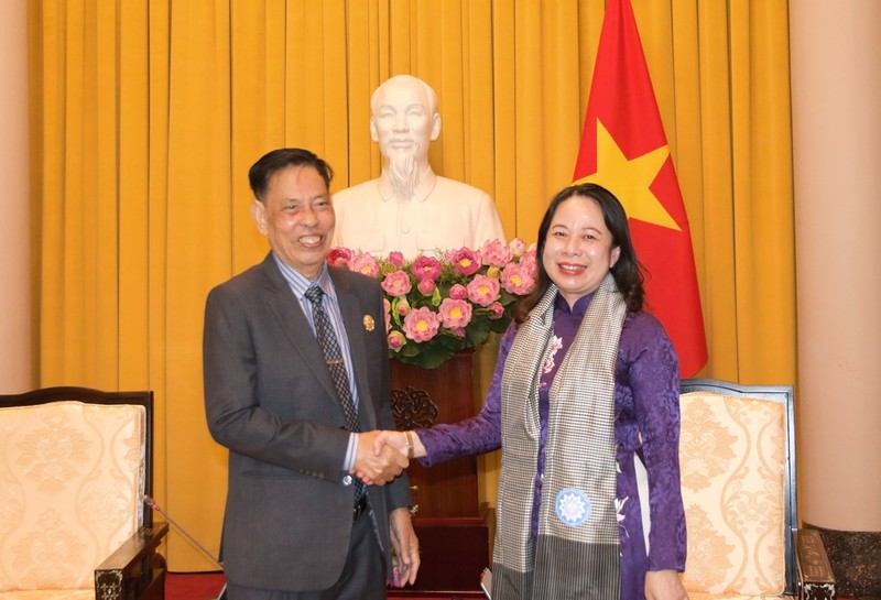 Vice President Vo Thi Anh Xuan (R) and Nhem Valy, Permanent Vice Chairman and Secretary General of the National Council of the Solidarity for the Development of Cambodian Motherland. (Photo: DDK)