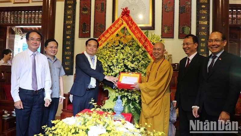 Deputy PM Tran Luu Quang extends Buddha's birthday greetings in Bac Ninh Province.