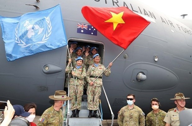 Officers of Vietnam's Engineering Unit Rotation 1 and Level-2 Field Hospital Rotation 4 depart for the UN missions in Abyei and South Sudan, respectively, in late April 2022. (Photo: VNA)