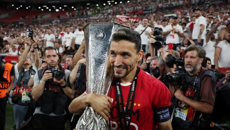 Sevilla's Jesus Navas celebrates with the trophy after winning the Europa League. (Photo: Reuters)