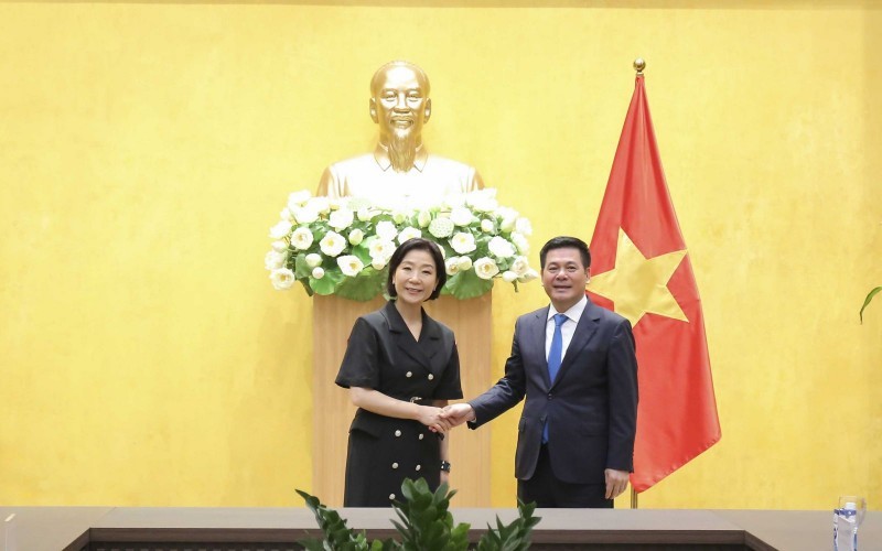 Vietnamese Minister of Industry and Trade Nguyen Hong Dien (R) and RoK Ambassador to Vietnam Oh Yong-ju (Photo: VNA) 