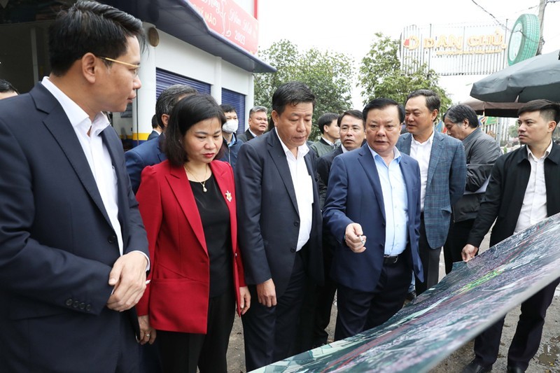 Hanoi Party Secretary Dinh Tien Dung inspects preparations for the planned fourth ring road.