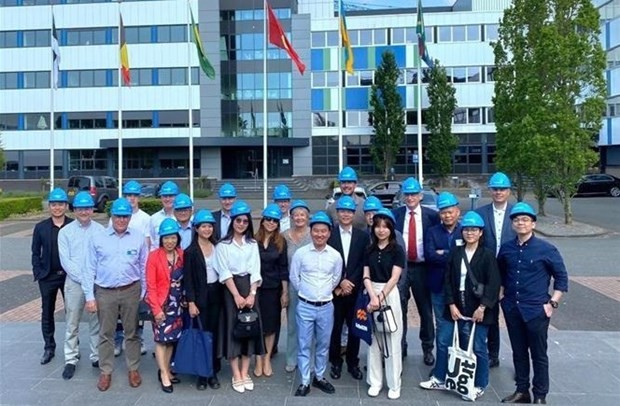 Participants of the event in a group photo. (Photo: VNA)