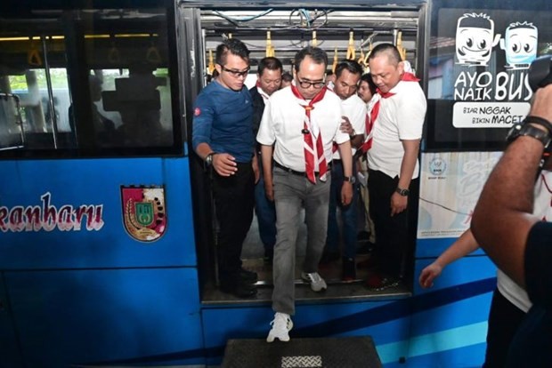 Indonesian Minister of Transportation Budi Karya Sumadi (centre) reviews the mass transportation service at Bandar Raya Payung Sekaki Type A Bus Station, Pekanbaru city, Riau province, on June 11. (Photo: ANTARA)