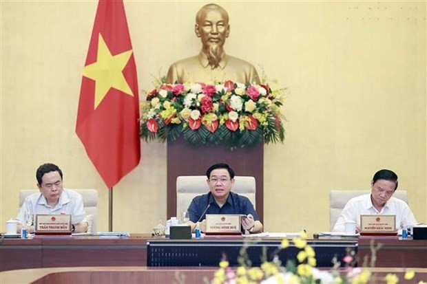 NA Chairman Vuong Dinh Hue speaks at the meeting. (Photo: VNA)