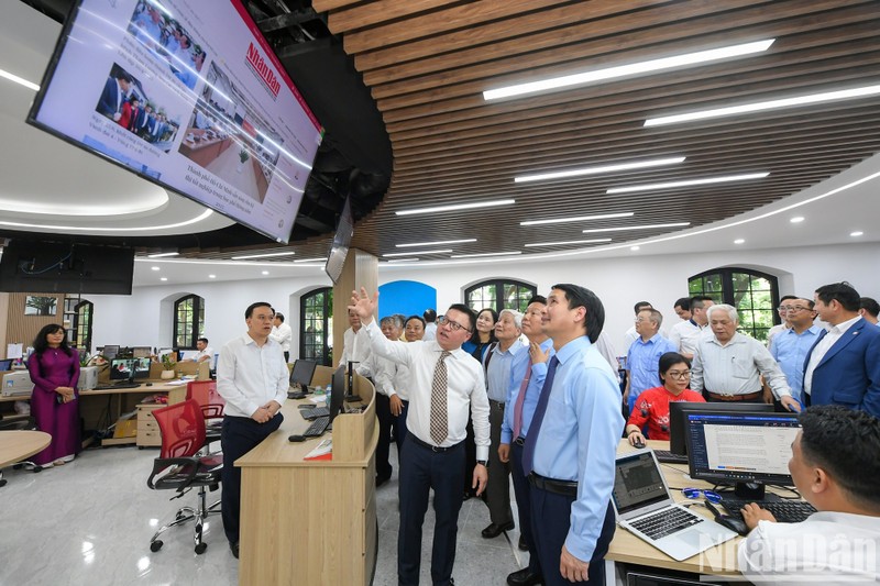 Delegates visit the converged newsroom of Nhan Dan. 