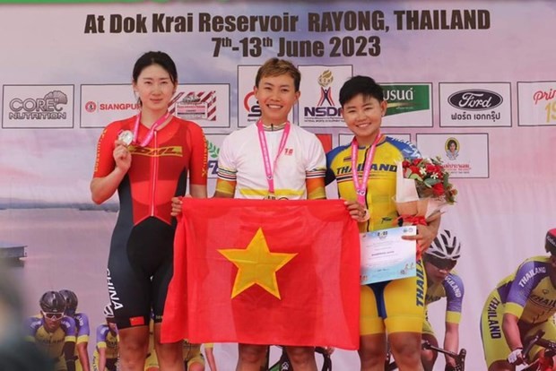 Cyclist Nguyen Thi That (centre) wins a gold medal at the 2023 Asian Road Cycling Championships in Thailand (Photo: thanhnien.vn)