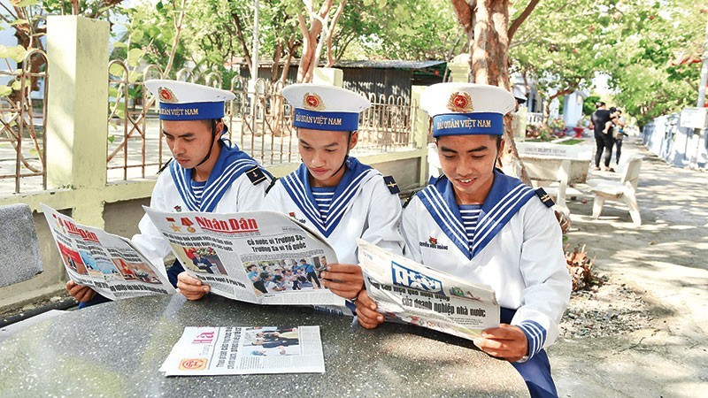 Soldiers on Truong Sa Islands read Nhan Dan Newspaper. (Photo: Dang Khoa)