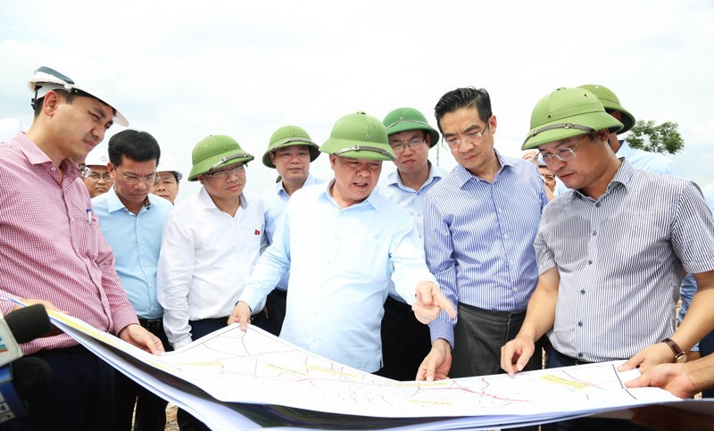 Hanoi Party Secretary Dinh Tien Dung inspects preparations for the construction of Hanoi's fourth ring road.