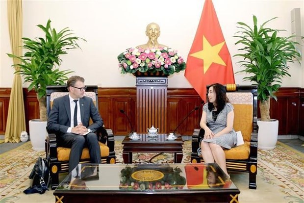 Deputy Minister of Foreign Affairs Le Thi Thu Hang (R) and Daniel Caspary, who leads the DASE delegation to Vietnam. (Photo: VNA)