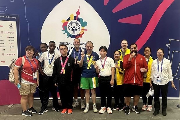 Nguyen Chau Hoang Phuc (sixth from the right) grabs a gold medal for Vietnam. (Photo: VNA)