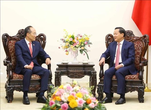 Deputy Prime Minister Le Minh Khai (right) meets with RoK’s Deputy Prime Minister Choo Kyungho who is also Minister of Economy and Finance. (Photo: VNA)