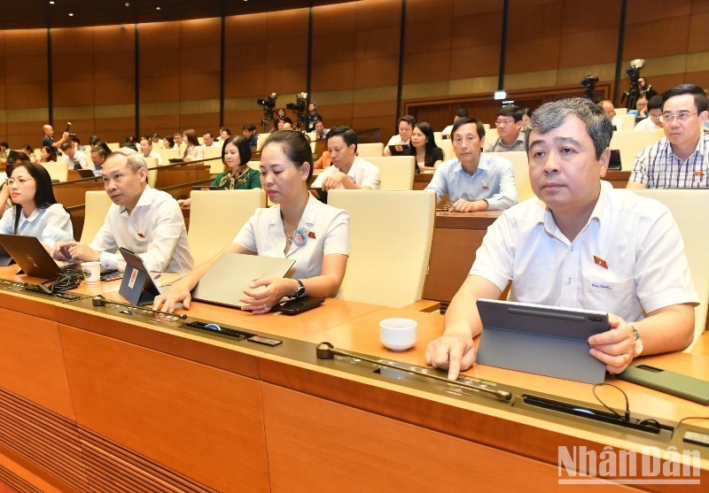 NA deputies vote to pass the revised Law on Electronic Transactions (Photo: Dang Khoa)