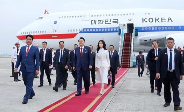President of the Republic of Korea (RoK) Yoon Suk Yeol and his wife Kim Keon Hee arrive in Hanoi (Photo: VNA)