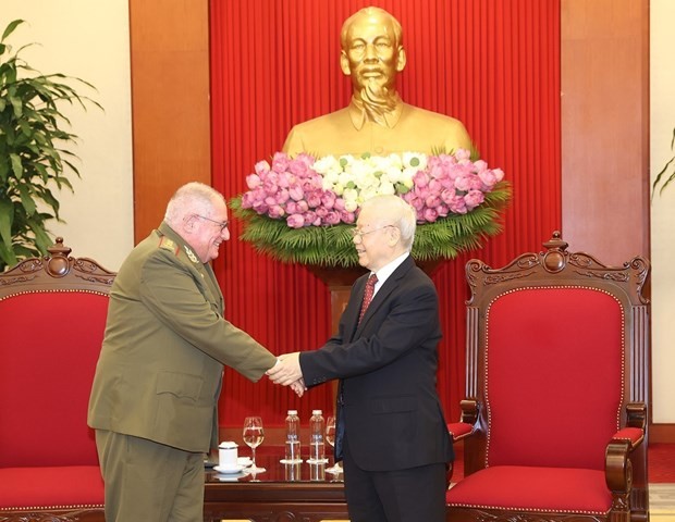 Party General Secretary Nguyen Phu Trong (R) receives Minister of the Revolutionary Armed Forces of Cuba Álvaro López Miera on June 22. (Photo: VNA)