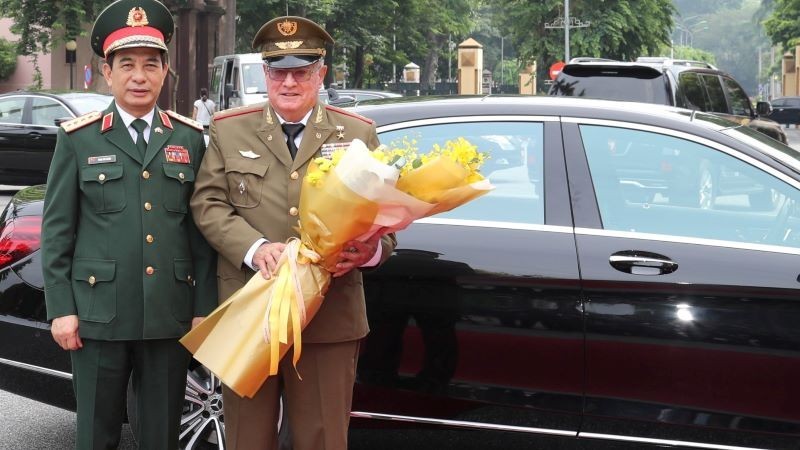 Minister of National Defence General Phan Van Giang and Minister of the Revolutionary Armed Forces of Cuba Corps General Álvaro López Miera.