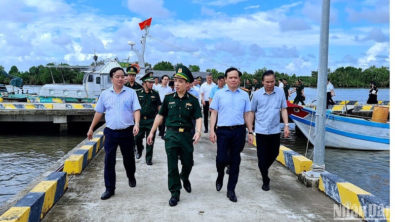 Deputy PM Tran Luu Quang (second from right) inspects measures to fight IUU fishing in Ca Mau.