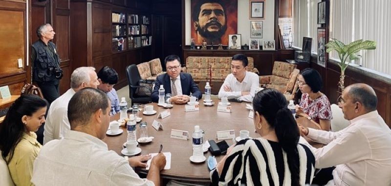 Nhan Dan’s Editor-in-chief Le Quoc Minh during a meeting with Granma’s leaders. (Photo: VNA) 