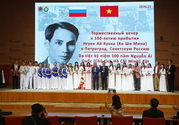 Performers at the June 28 music gala pose for a group photo. (Photo: VNA)