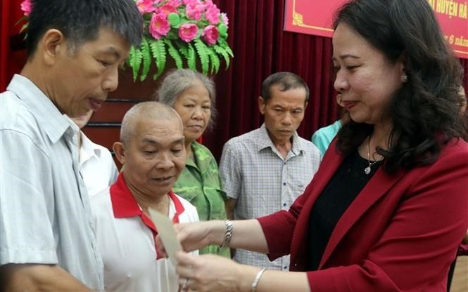 Vice President Vo Thi Anh Xuan presents gifts to local residents. (Photo: VNA)