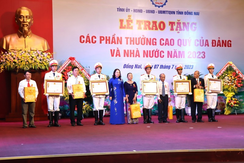 Vice President presents the Independence Order to five families in Dong Nai Province.