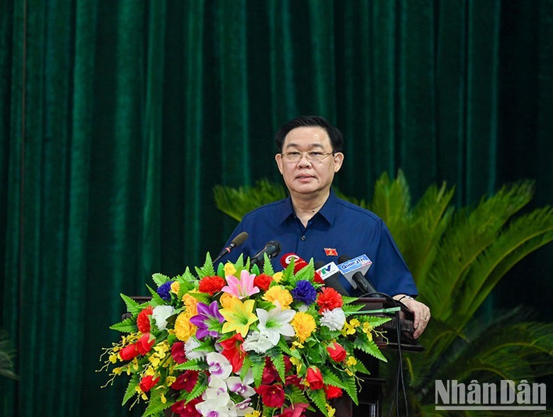 NA Chairman Vuong Dinh Hue speaks at the meeting. (Photo: Duy Linh)