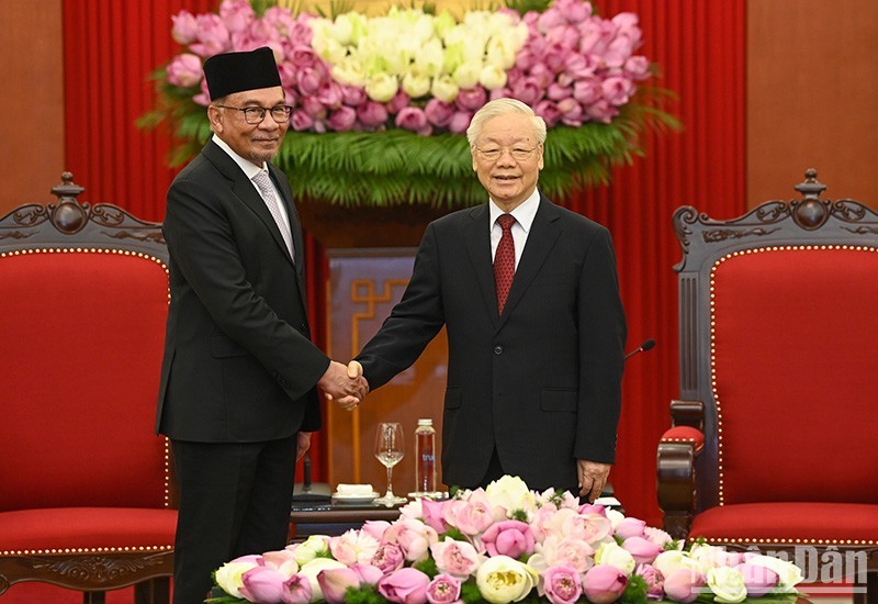 Party General Secretary Nguyen Phu Trong and Malaysian Prime Minister Anwar Ibrahim.