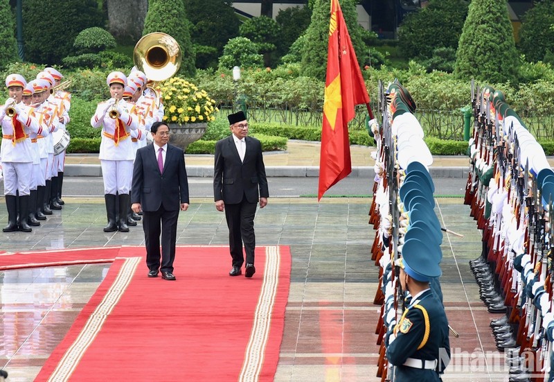 PM Pham Minh Chinh and his Malaysian counterpart Anwar Ibrahim review the guard of honour at the welcome ceremony in Hanoi on July 20. (Photo: Tran Hai)