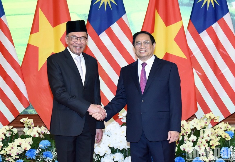 Vietnamese PM Pham Minh Chinh (R) and his Malaysian counterpart Anwar Ibrahim pose for a photo before their talks in Hanoi on July 20. (Photo: Tran Hai)