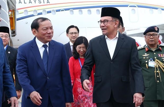 Minister of Culture, Sports and Tourism Nguyen Van Hung welcomes Malaysian Prime Minster Anwar Ibrahim and his spouse at Noi Bai International Airport. (Photo: VNA)