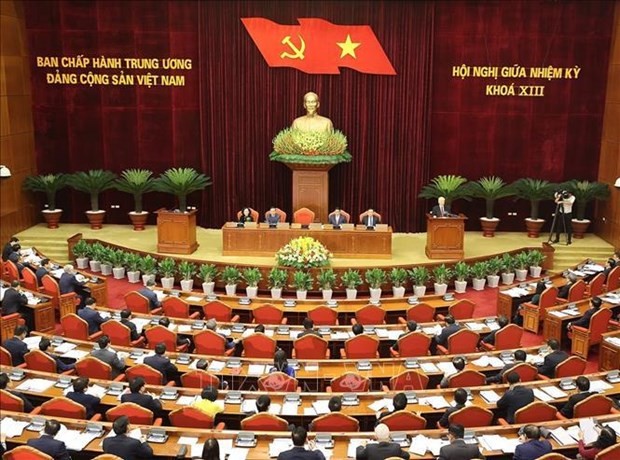 At a mid-term meeting of the 13th Party Central Committee (Photo: VNA)