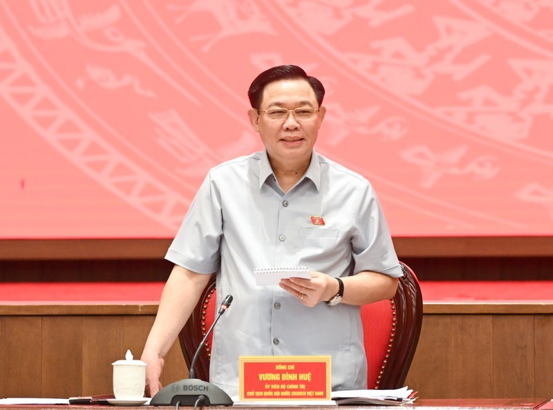 NA Chairman Vuong Dinh Hue addresses the meeting with the Hanoi Party Committee’s Standing Board on July 25. (Photo: Duy Linh)