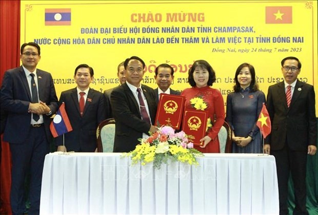 The two sides sign a memorandum of understanding on cooperation at the working session (Photo: VNA)