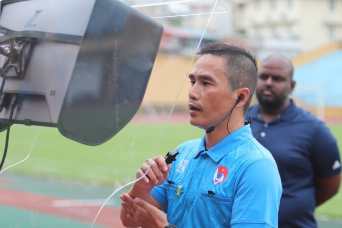 VAR referee Mai Xuan Hung practises under the supervision of FIFA. (Photo: VFF)