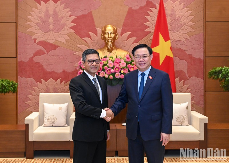 National Assembly Chairman Vuong Dinh Hue and Indonesian Ambassador to Vietnam Denny Abdi (Photo: Duy Linh)