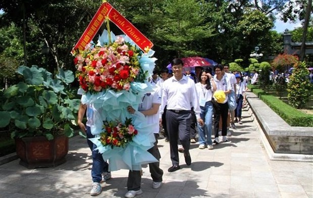 The delegation of young overseas Vietnamese visits Kim Lien special national relic site. (Photo: VNA)