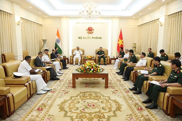 Chief of the General Staff of the Vietnam People’s Army Nguyen Tan Cuong and Chief of the Indian Naval Staff Admiral R Hari Kumar at their meeting in Hanoi on July 24. (Photo: VNA)