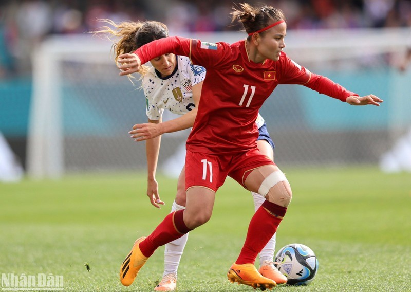 The Vietnamese team (red shirt) play resiliently in their World Cup opening match against the US team. (Photo: NDO/Duc Dong) 