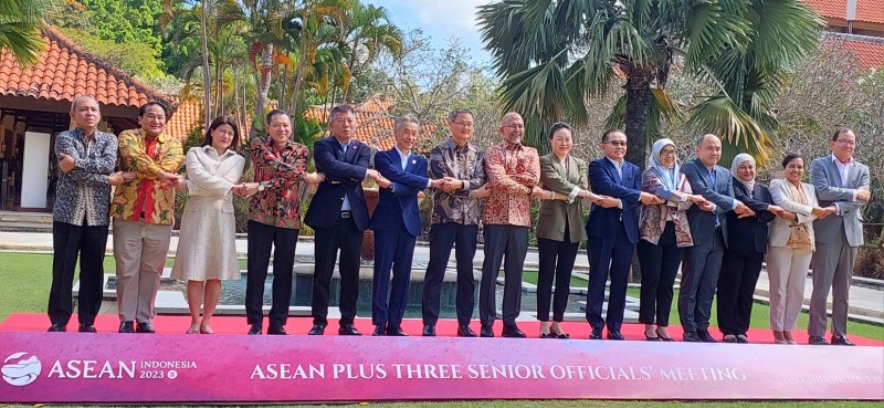 Ambassador Vu Ho, head of SOM ASEAN Vietnam (fifth from the left) and other senior ofificials at the event. (Photo: VNA)
