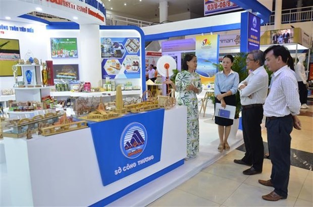 Visitors explore Da Nang's potential in industry, trade, tourism and investment at an exhibition held on the framework of the EWEC Da Nang 2023. (Photo: VNA)