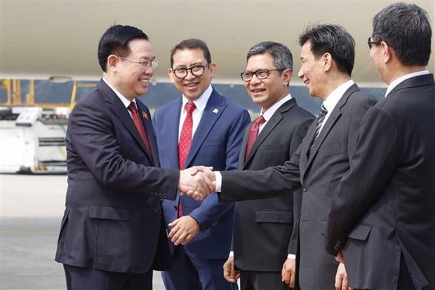 National Assembly Chairman Vuong Dinh Hue is welcomed at Soekarno-Hatta International Airport. (Photo: VNA)