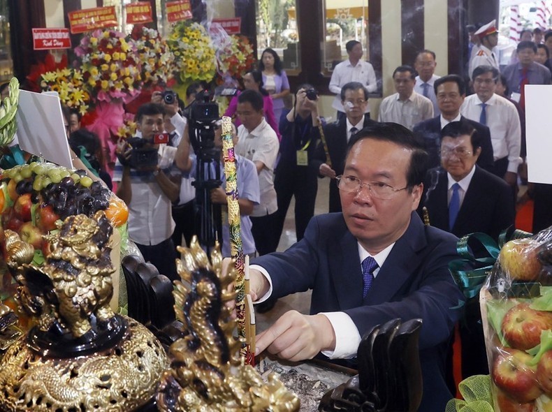 State President Vo Van Thuong offers incense to pay tribute to late President Ton Duc Thang in An Giang province on August 19. (Photo: VNA)