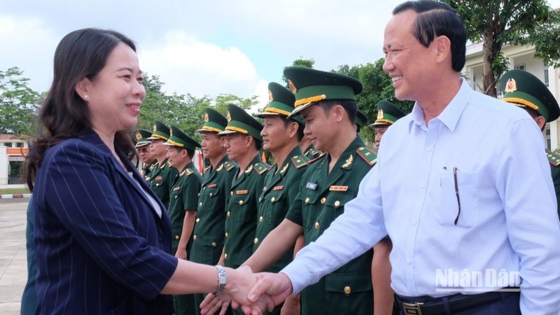 Vice President Vo Thi Anh Xuan visits the border guards of the Hoang Dieu Border Station.