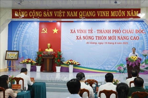 President Vo Van Thuong talks to leaders and people of Vinh Te commune (Photo: VNA)